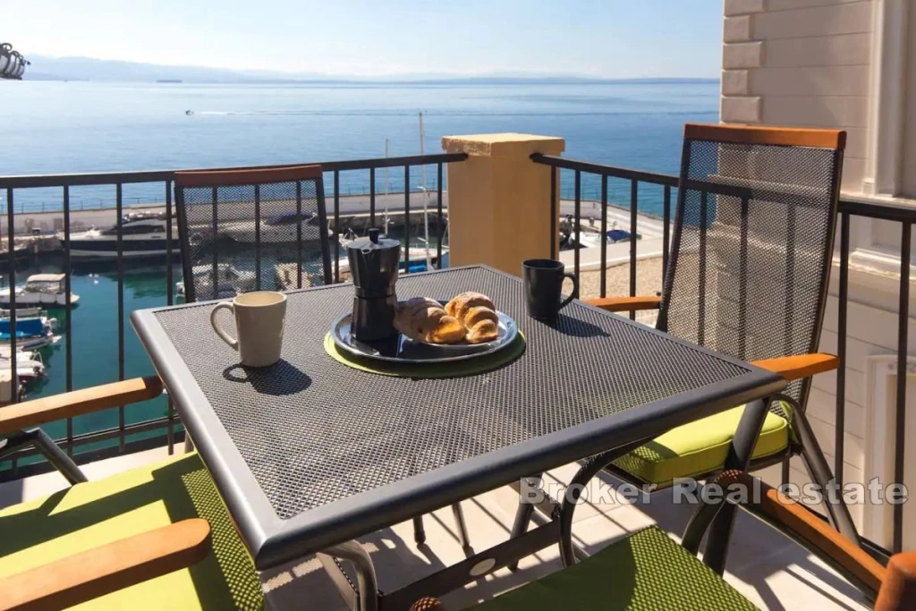 Charming apartment first row to the sea in the center