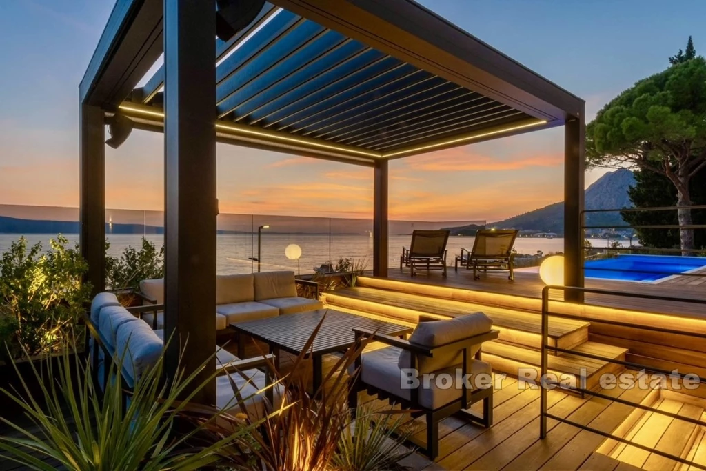 Luxury Apartment in the First Row to the Sea