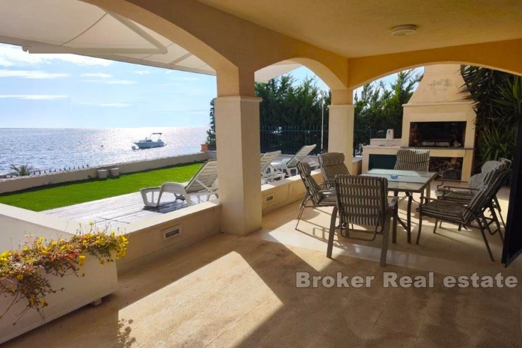 Villa first row to the sea
