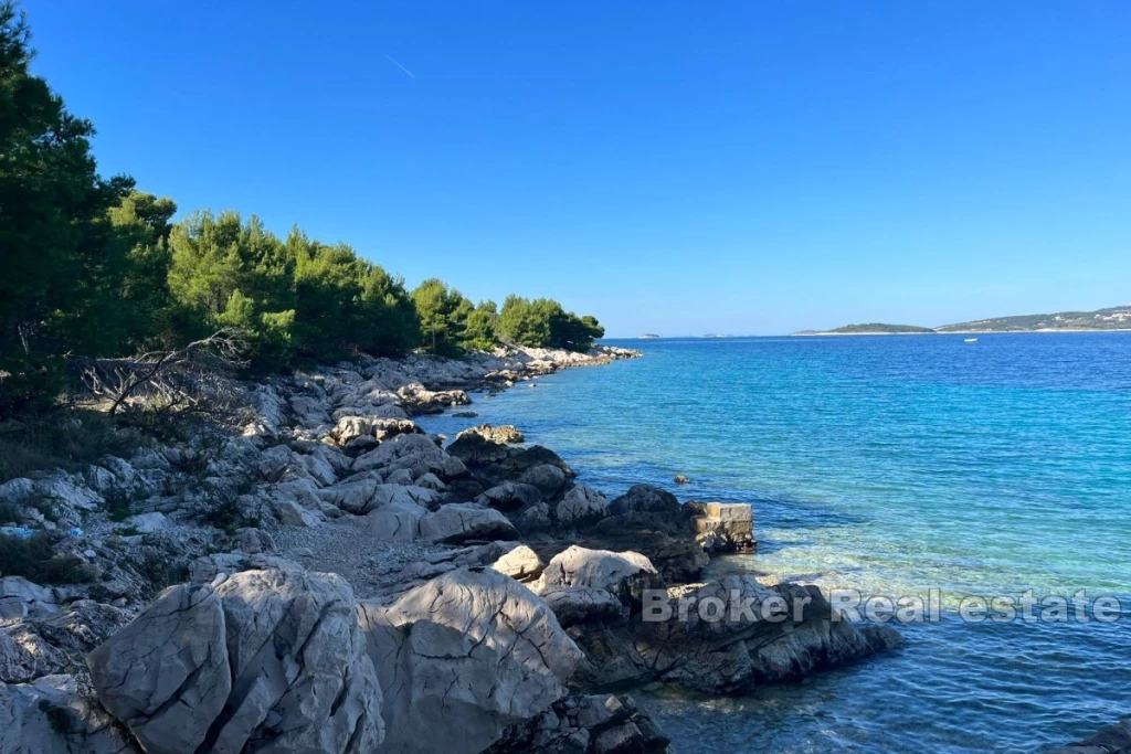 Agricultural land in the first row to the sea