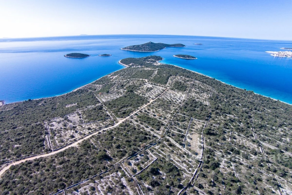 Building land in the tourist zone in the first row to the sea