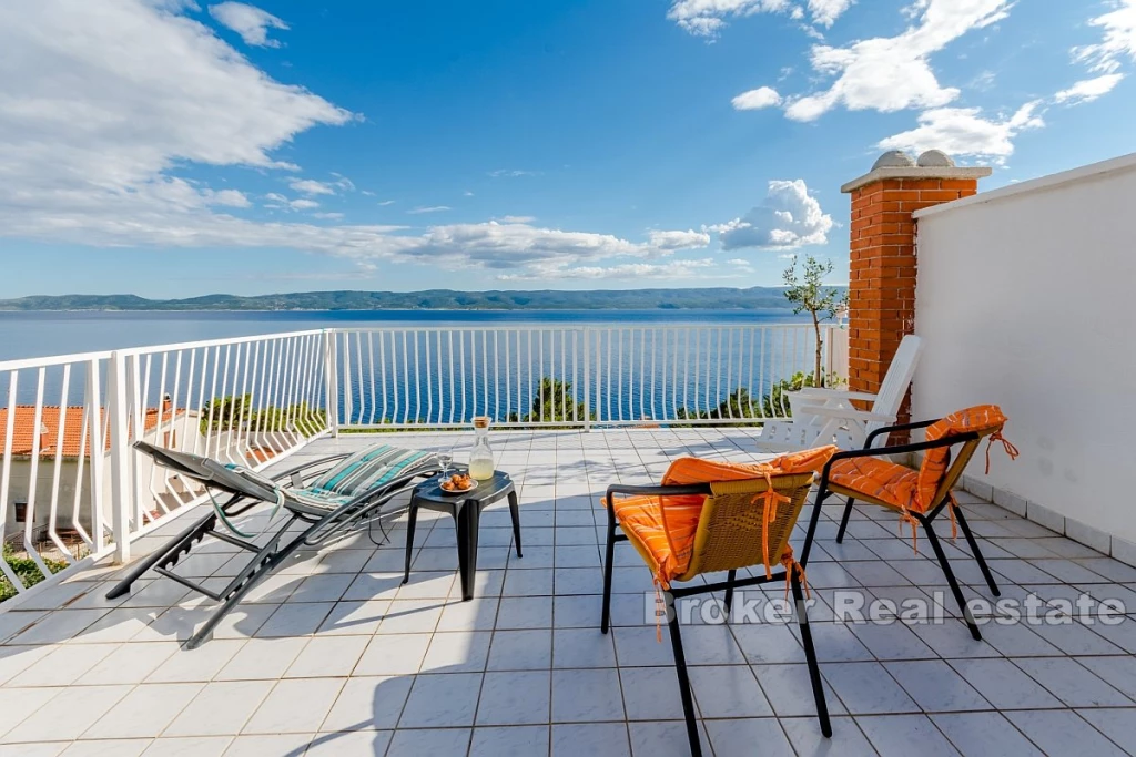 Apartment house with sea view