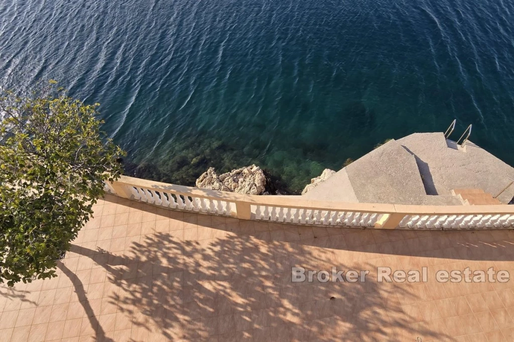 House with private access to the sea and concrete beach