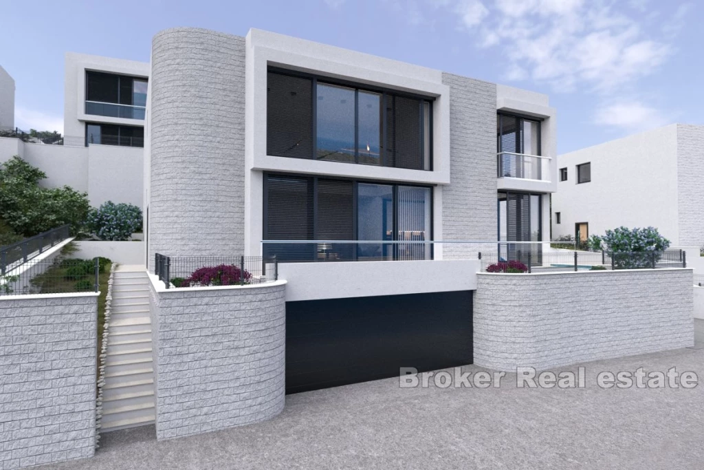 Villa with a pool not far from the sea