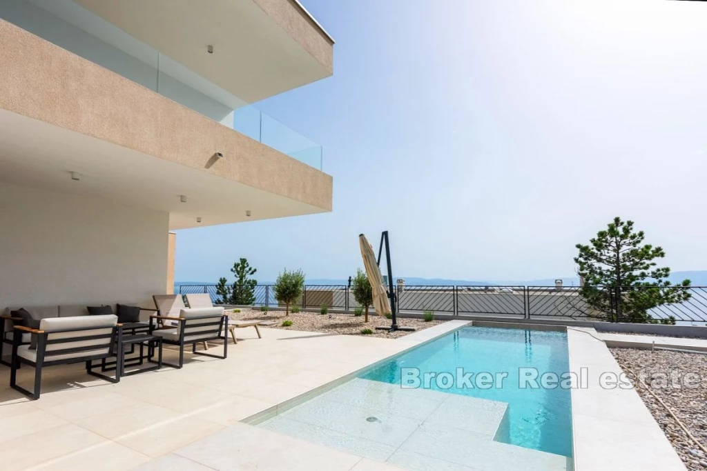 Semi-detached villa with sea view and private pool