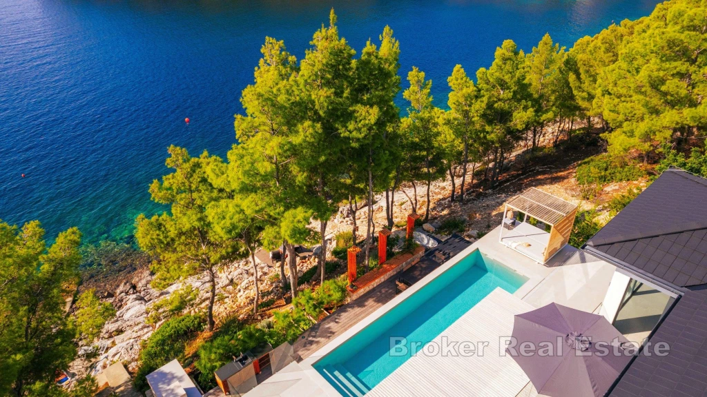 Luxury property in a unique location, first row to the sea