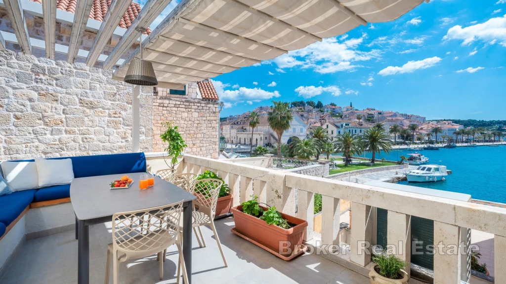 Extraordinary apartment in the city center with a terrace and a sea view