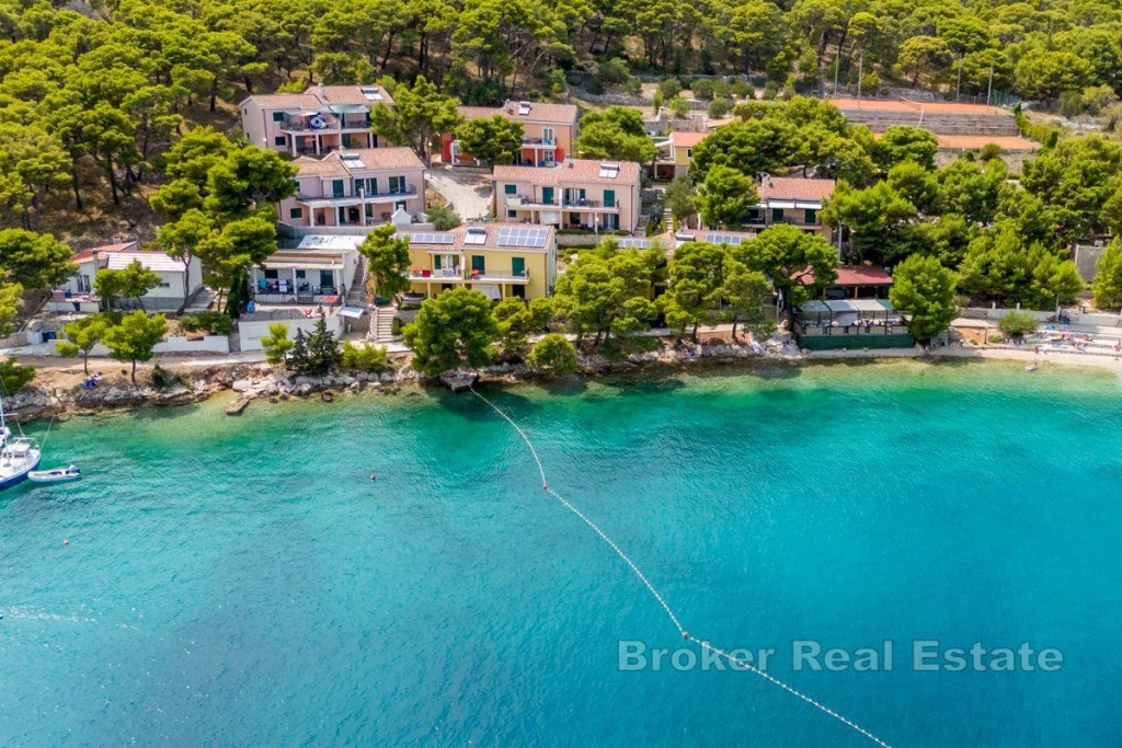 Villa with 4 apartments and sea view
