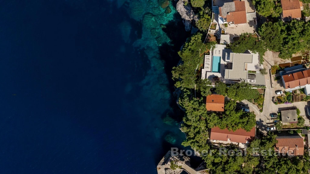 Villa under construction in the first row to the sea