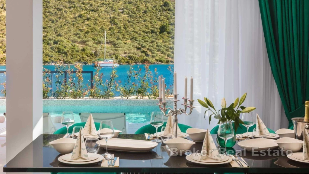 Newly built modern villa with pool in the first row to the sea