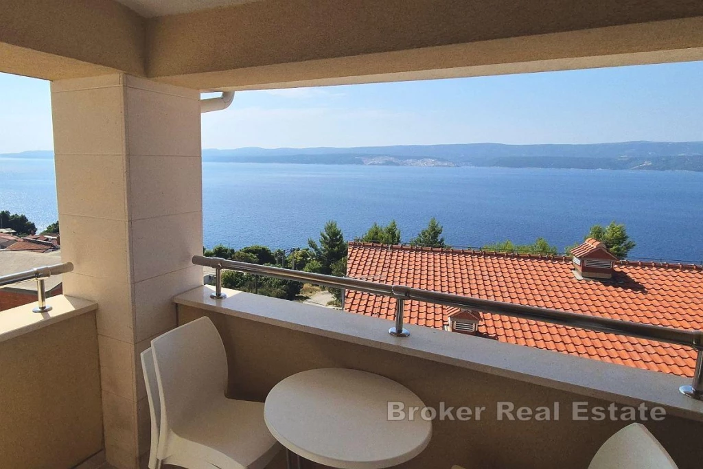 House with seven apartments and sea view