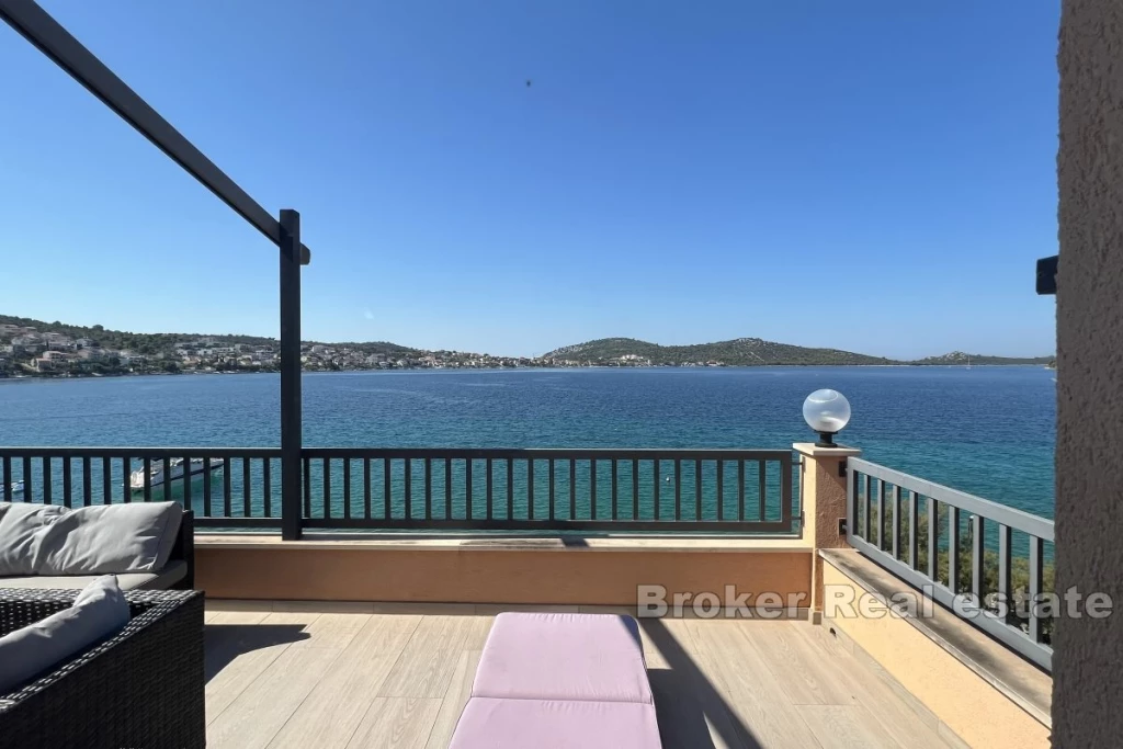 Beautiful house, first row to the sea