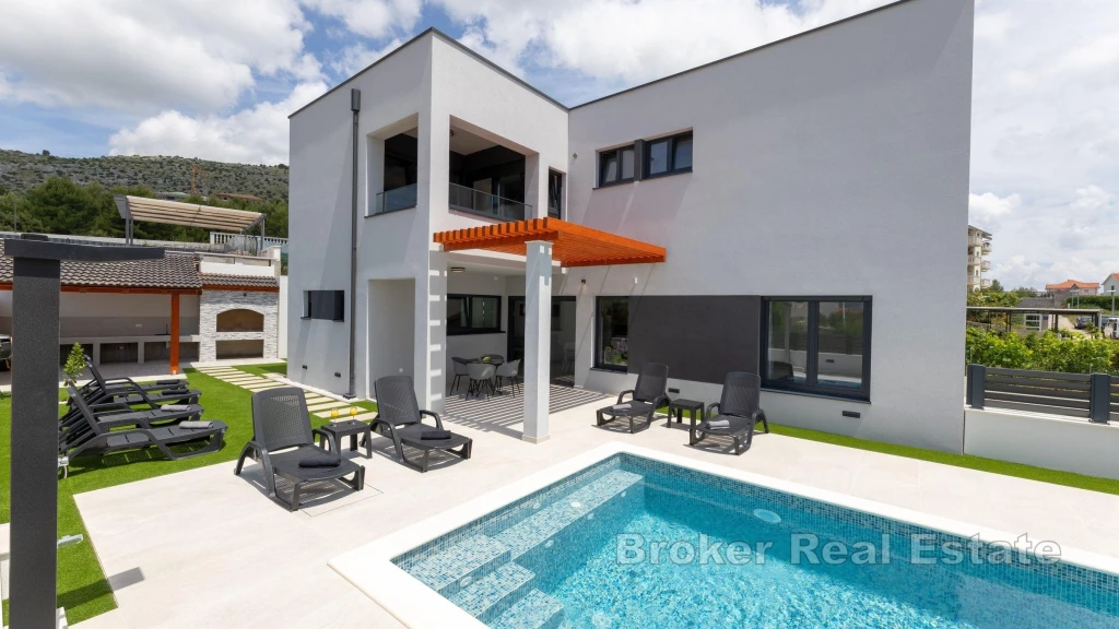 Luxurious villa with sea view