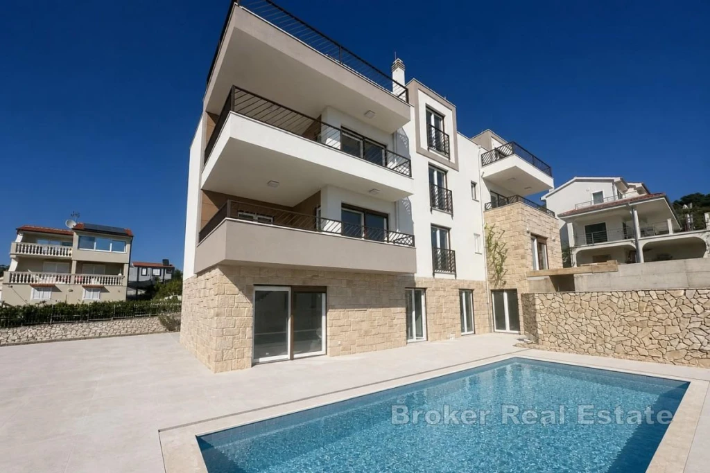 Apartment with pool and open sea view