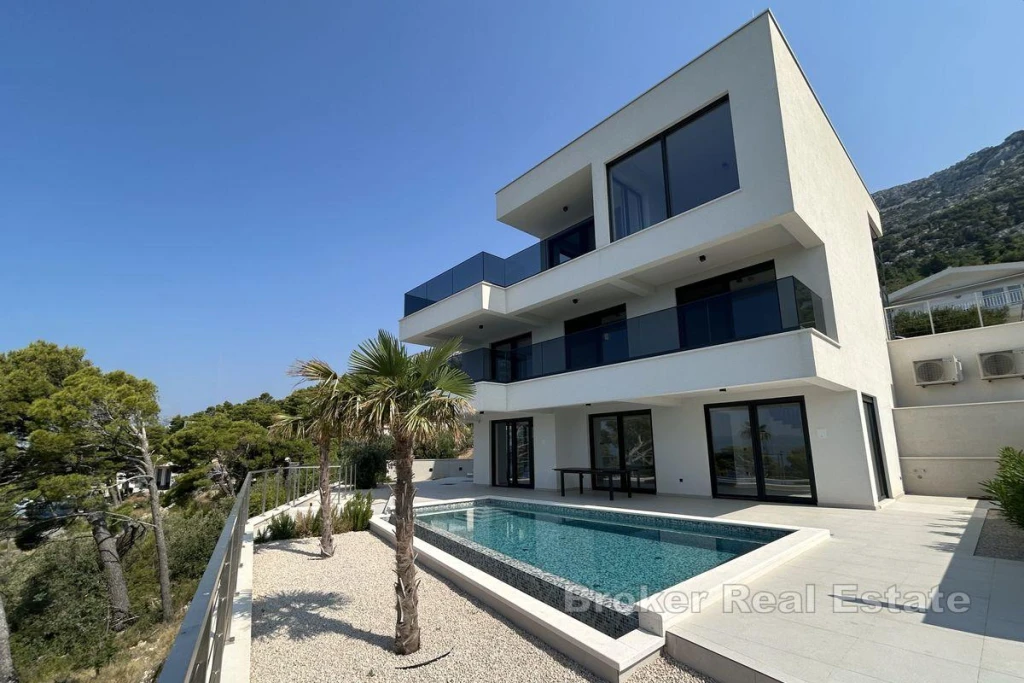 Luxury house with pool and sea view
