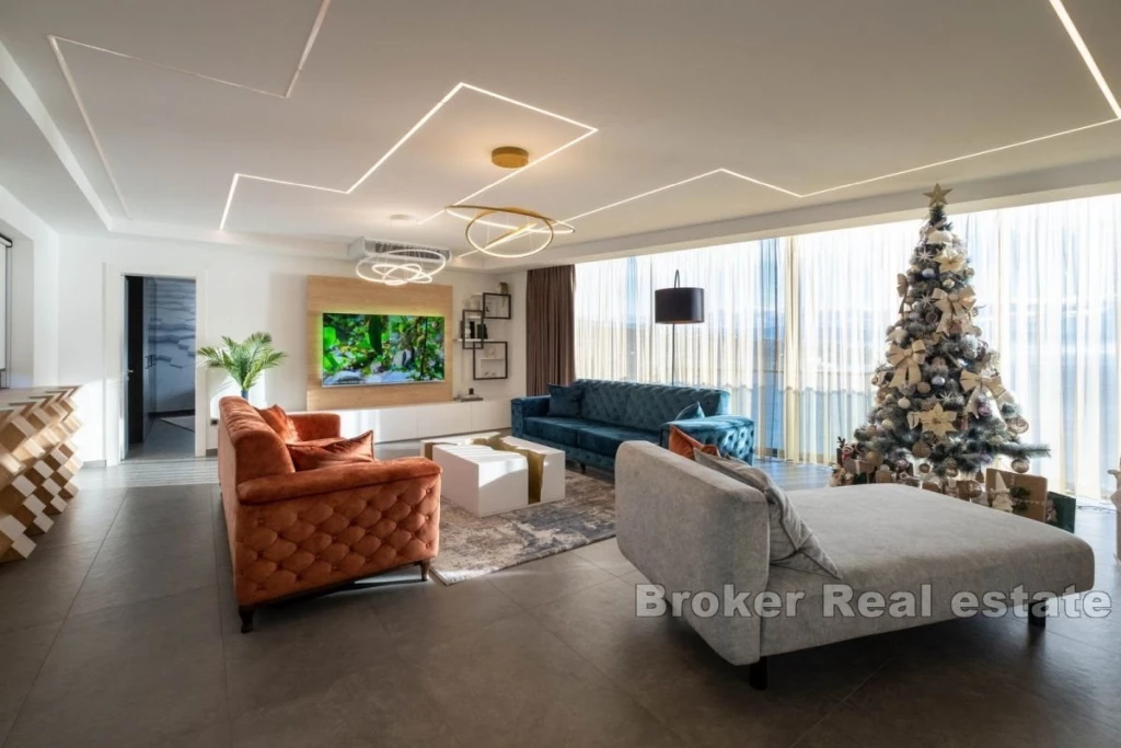 Penthouse with sea view in a dominant position