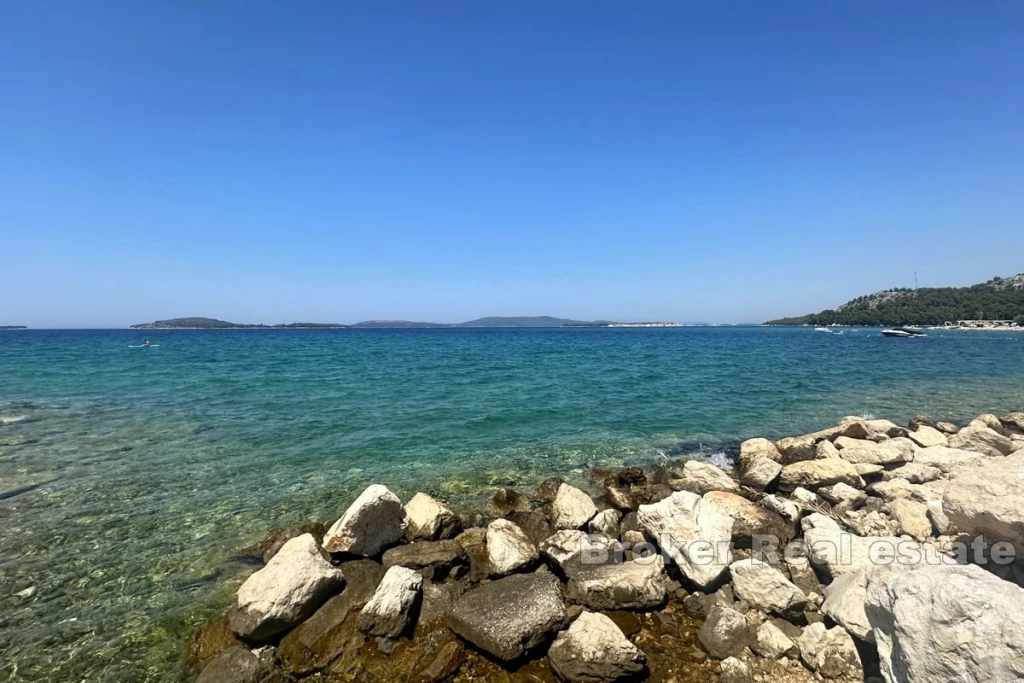 House with building land in the first row to the sea