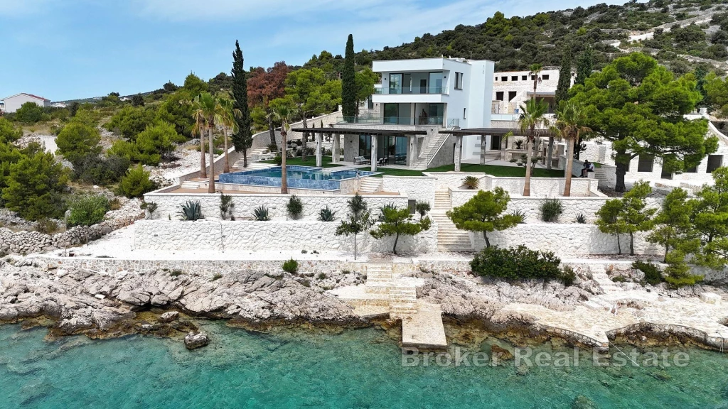 Exclusive modern villa first row to the sea