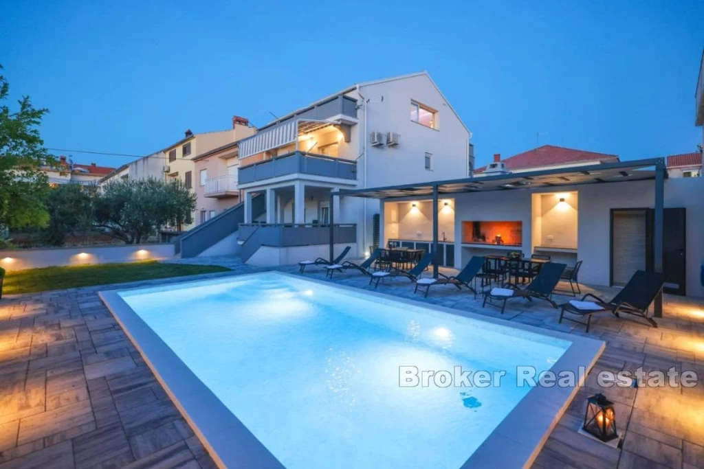 A villa with a beautiful garden and swimming pool near the center
