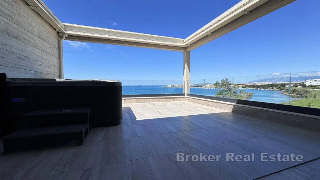 Luxurious penthouse in the first row to the sea