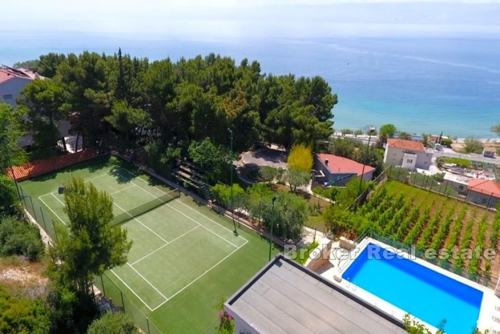A large estate with houses for vacation and tourism