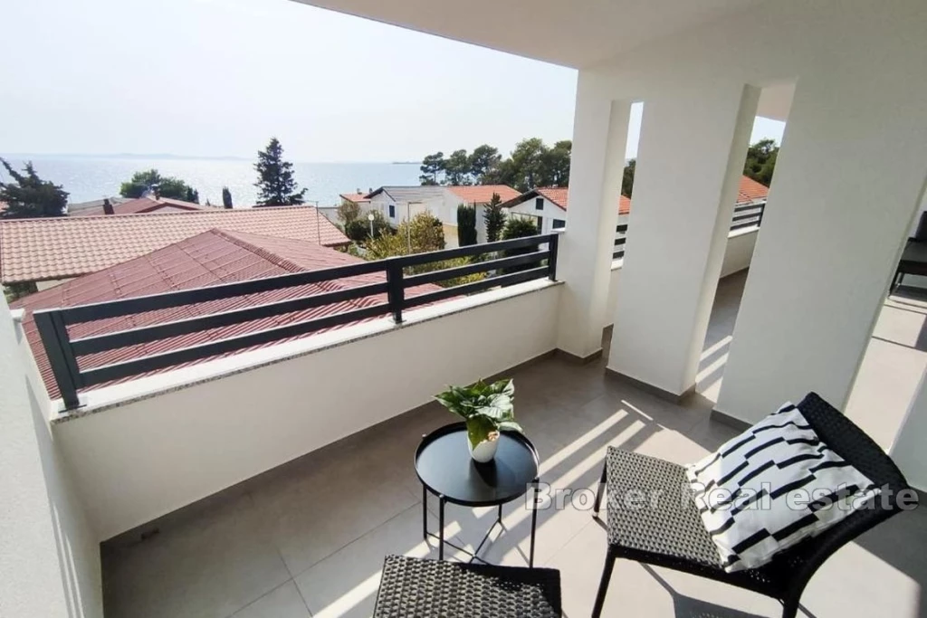 House with commercial space and building land