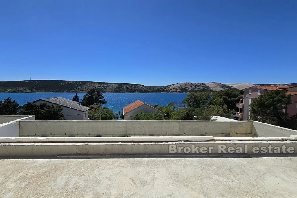 House with a pool in the second row to the sea