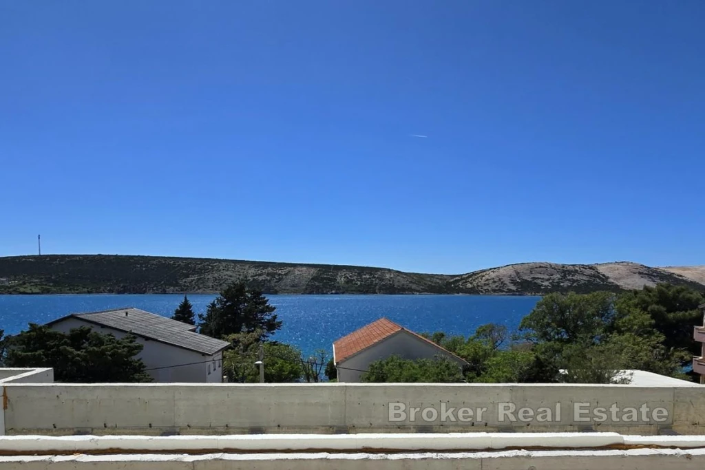House with a pool in the second row to the sea