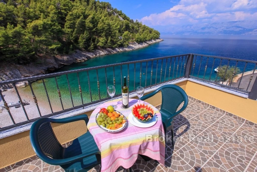 Apartment house first row to the sea