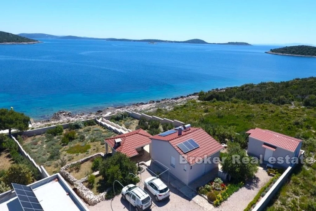 House first row to the sea