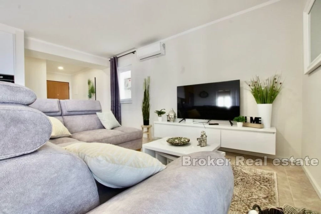 Three-bedroom apartment with open sea view