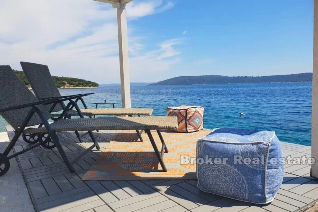 House first row to the sea