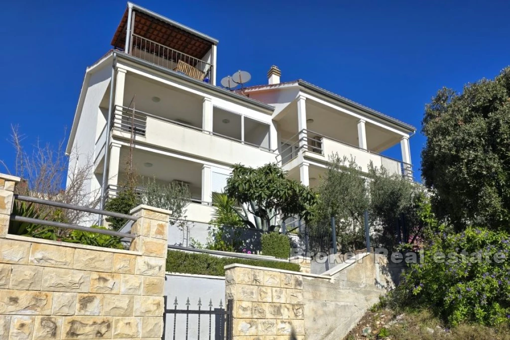 Detached house with sea view