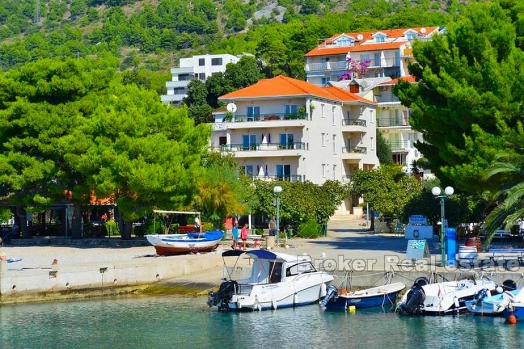 Apartment house first row to the sea