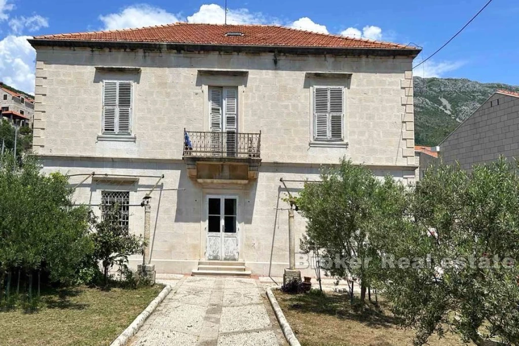 Summer house in the first row to the sea
