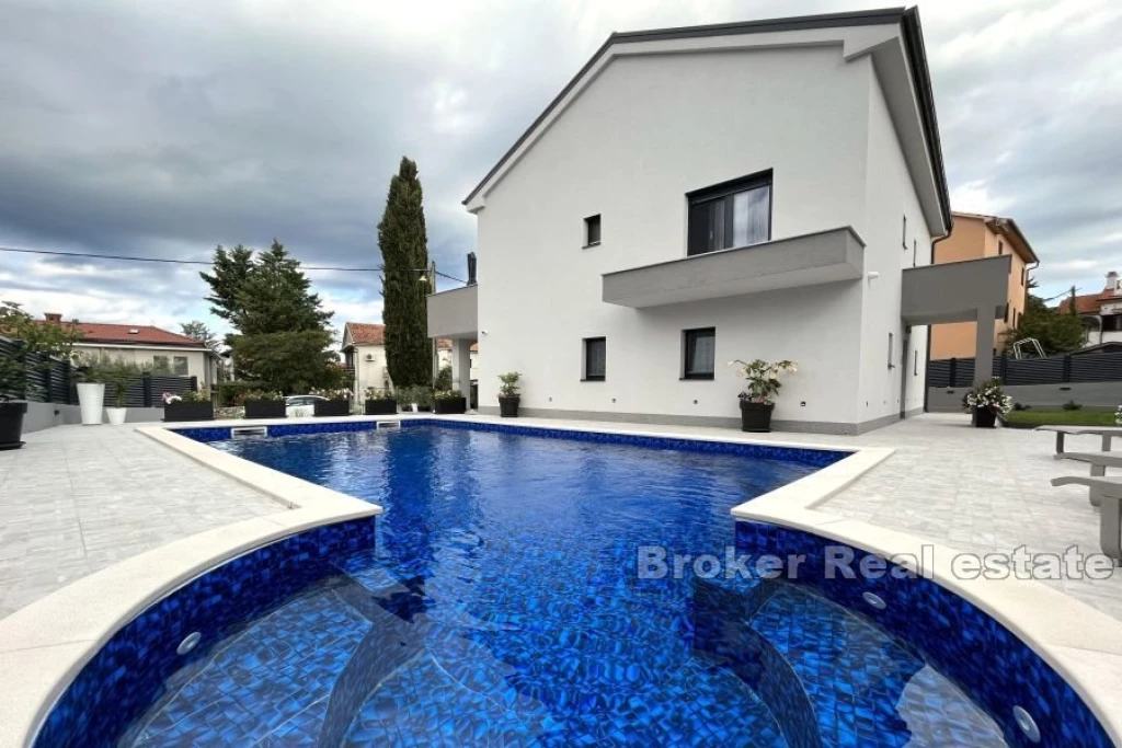 Detached house with pool and sea view