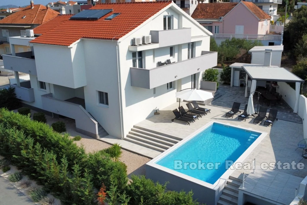 House with pool and sea view