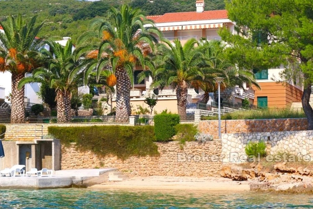 House first row to the sea