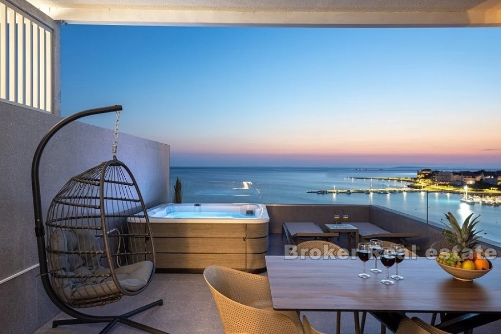 Apartment first row to the sea