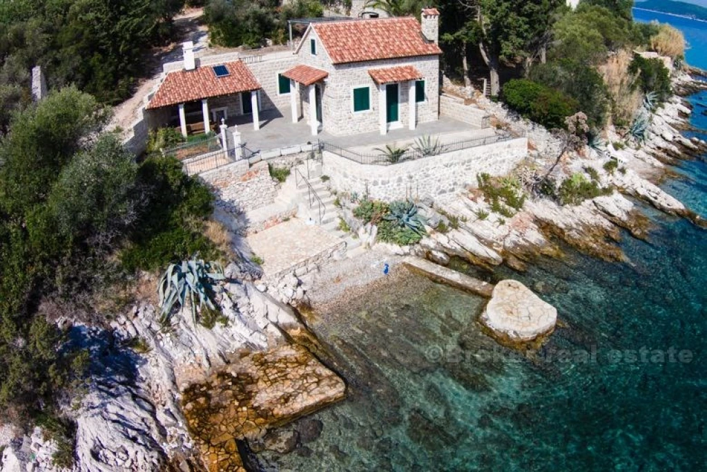 Beautiful stone house by the sea, for sale