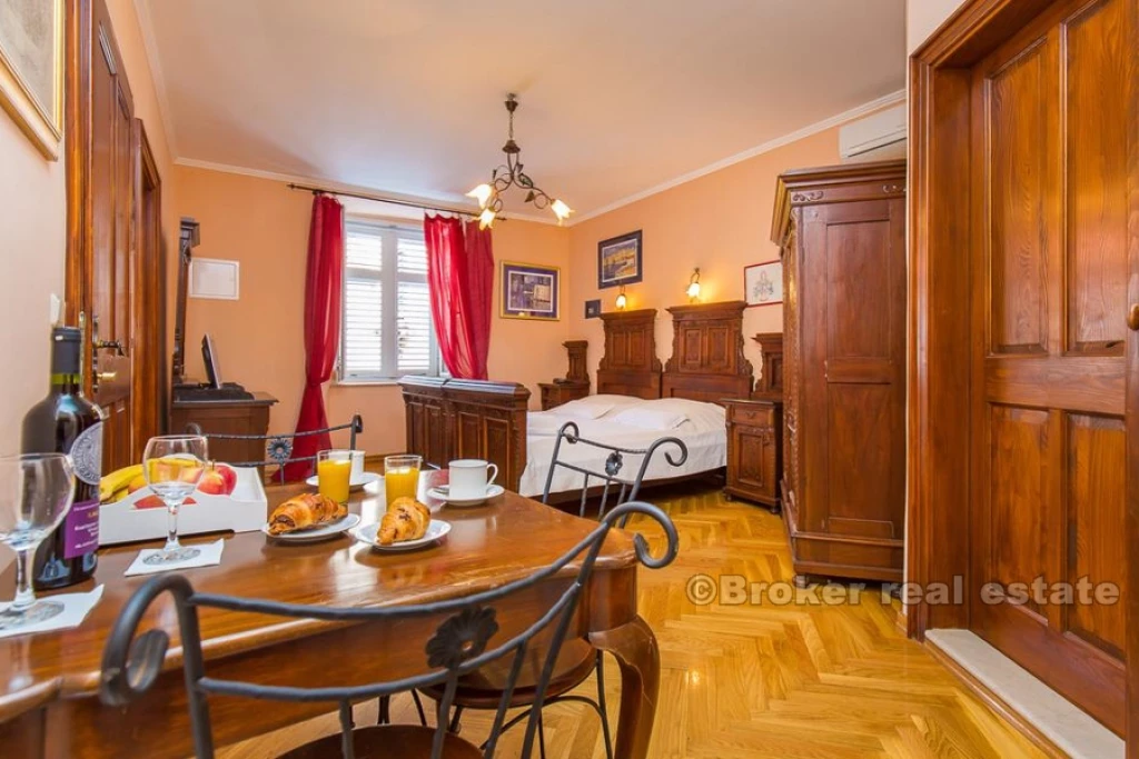 Stone house, in the city center, for sale
