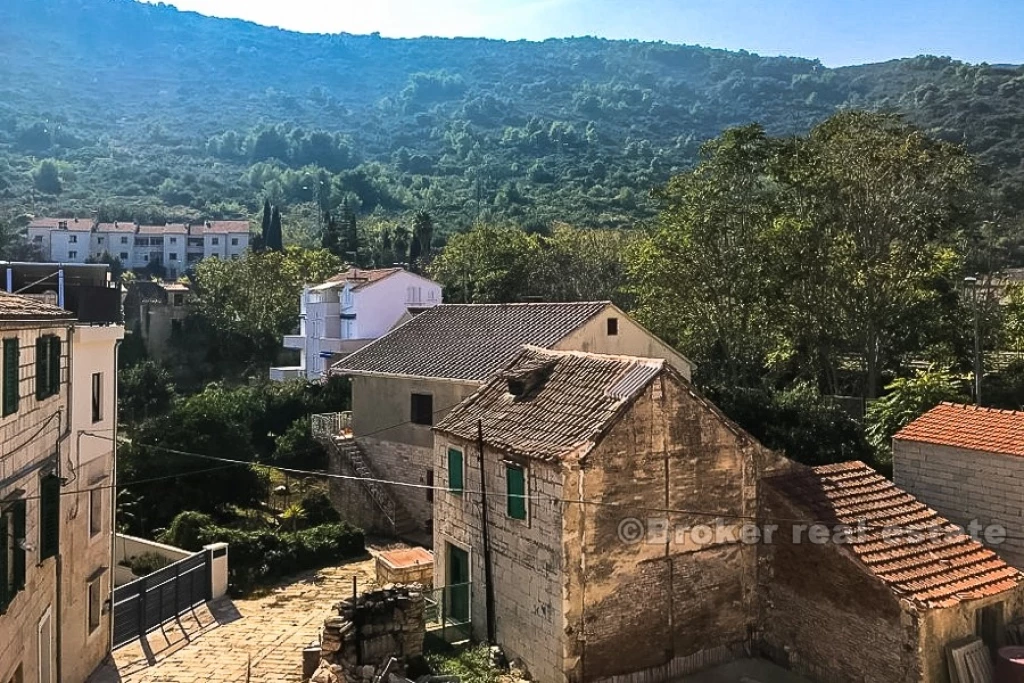Stone house with yard, for sale