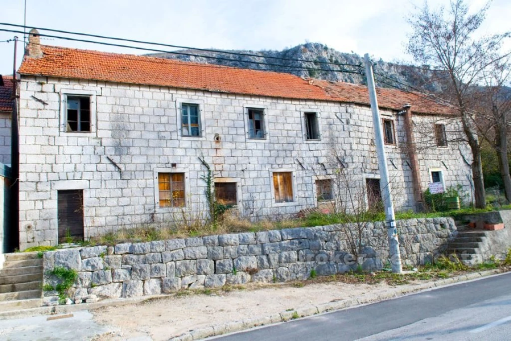 Old stone house for renovation, for sale
