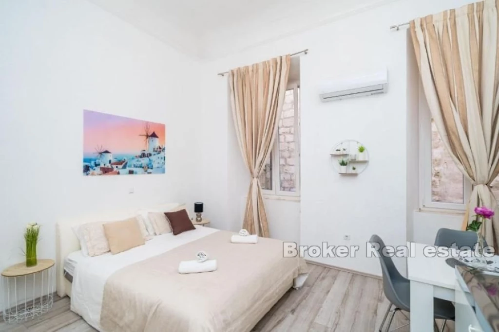 Four apartments with office space, in the center