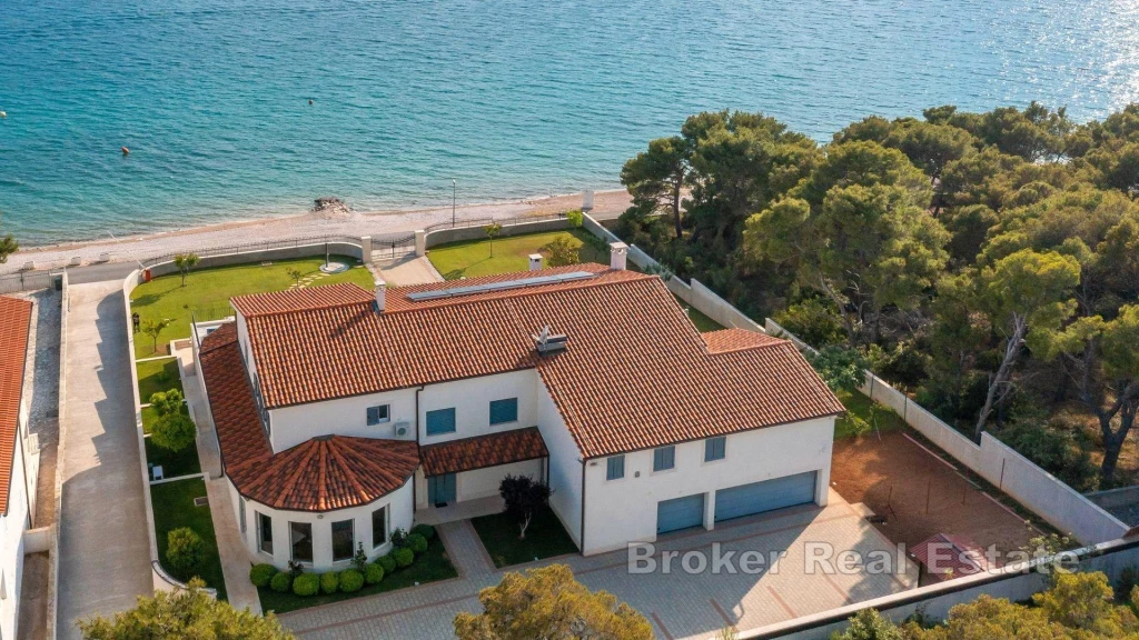 Luxury estate first row to the sea