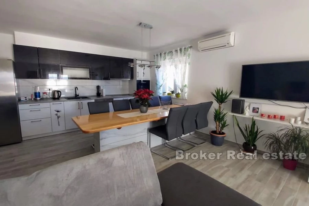 Three bedroom apartment with garden and sea view