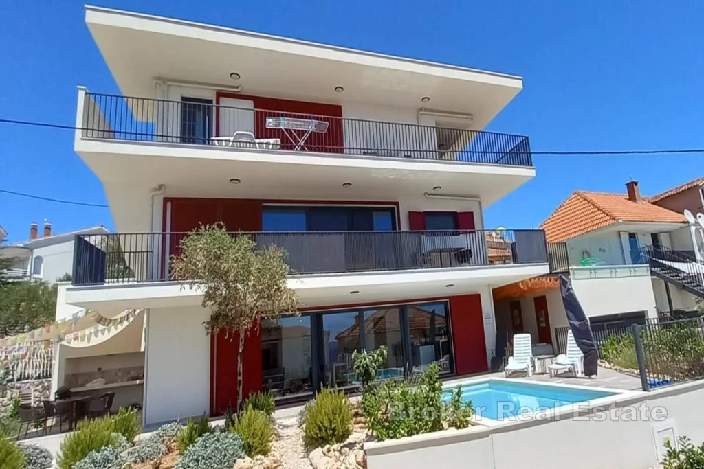 Detached and semi-detached house with sea view