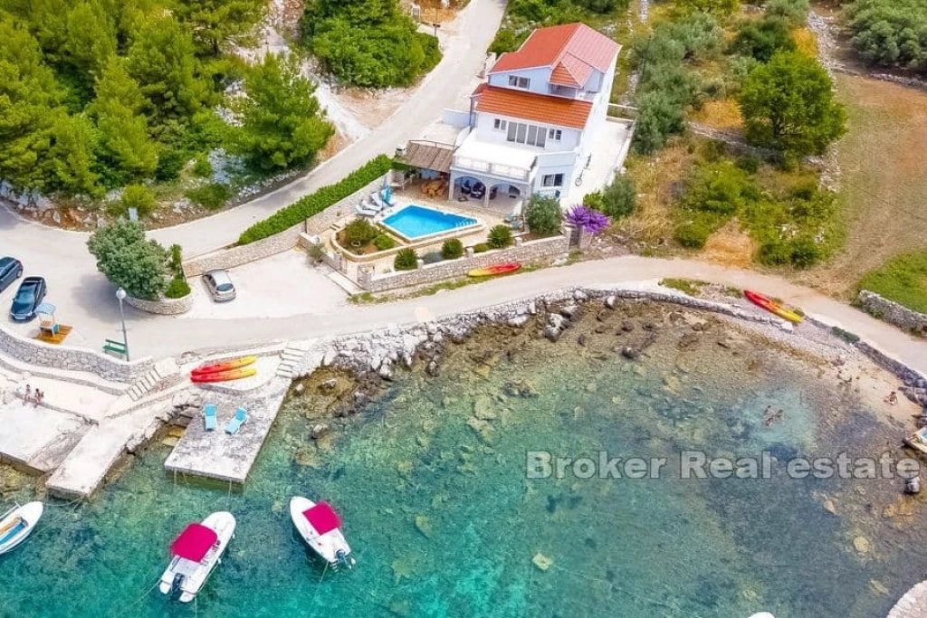Apartment house first row to the sea