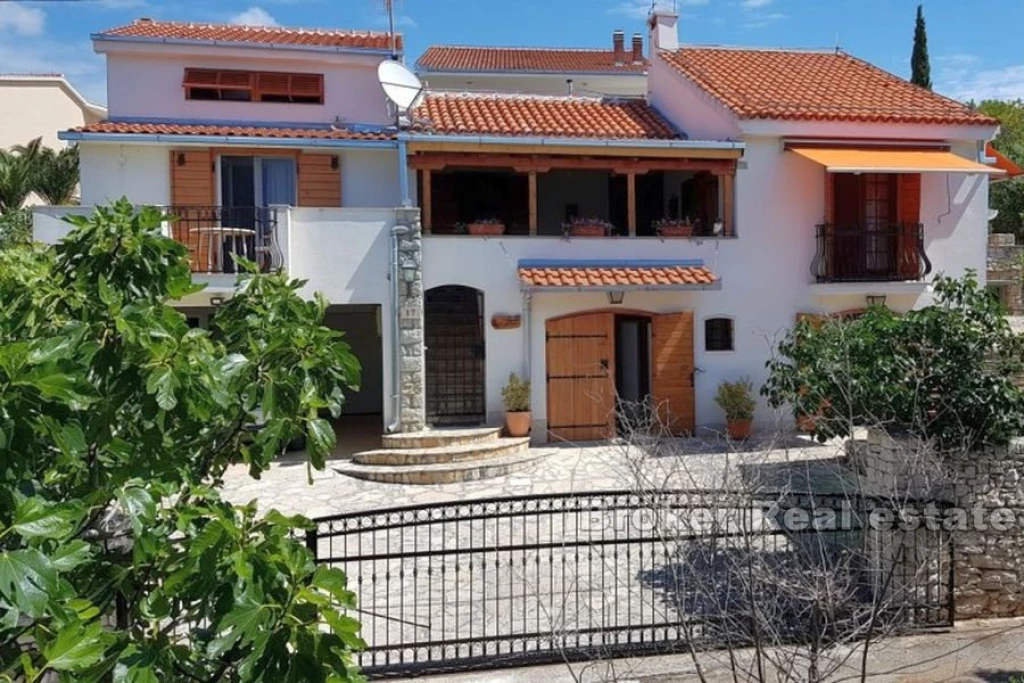Detached house with sea view