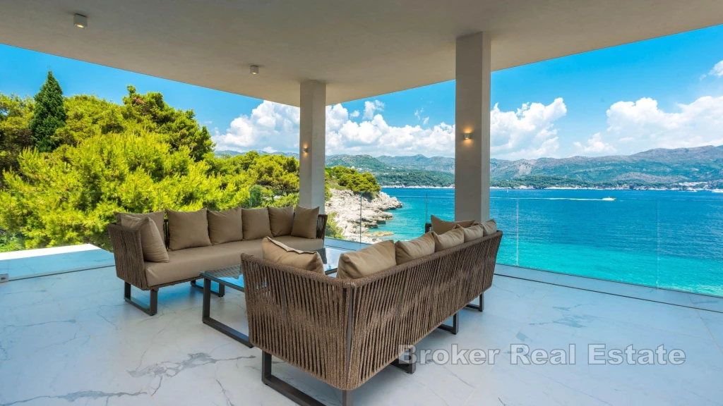 Unique luxury villa, first row to the sea